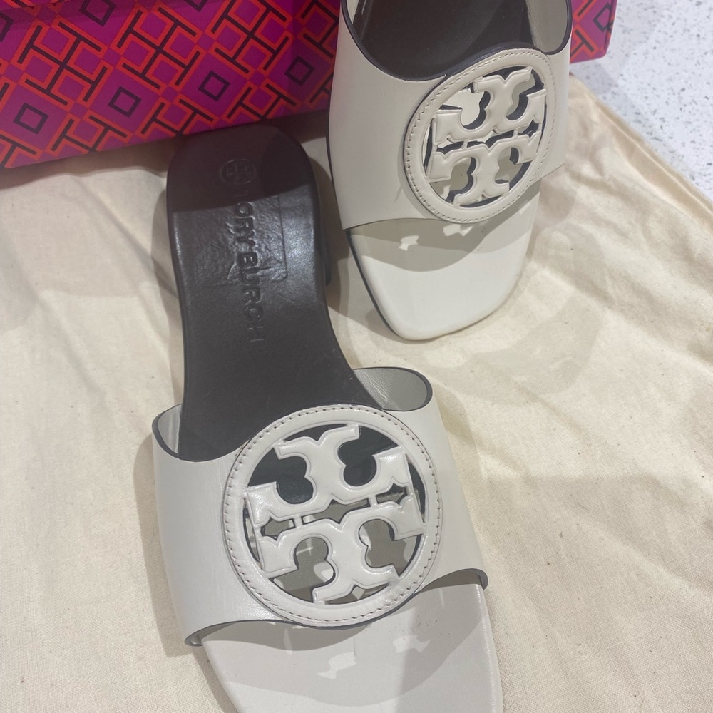 Tory Burch Bombe Miller Logo Slide - Picture 8 of 9